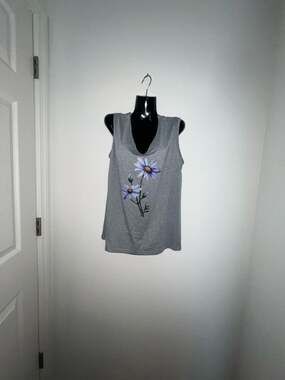 SHEIN Womens Gray Daisy Flower V-Neck Sleeveless Graphic Tank Top